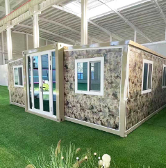 Um chinês mostra as condições de acomodação no Catar, e as casas de contêineres são todas 